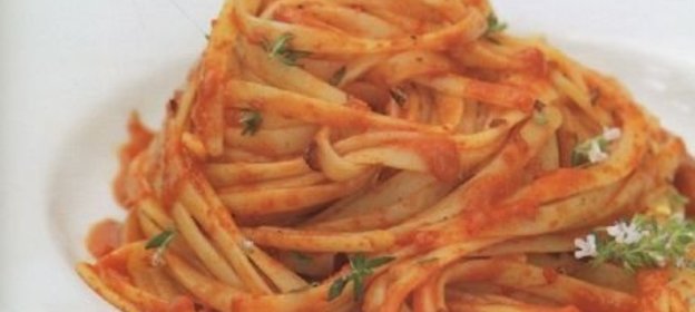 Спагетти с томатным соусом с орегано