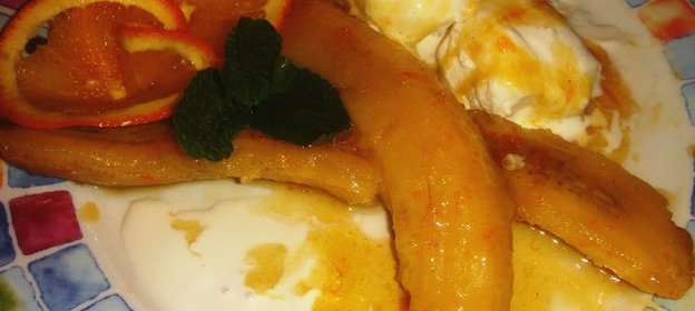 Десерт бананы фламбе с мороженым