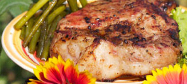 Стейк из свинины с маринованными стрелками чеснока