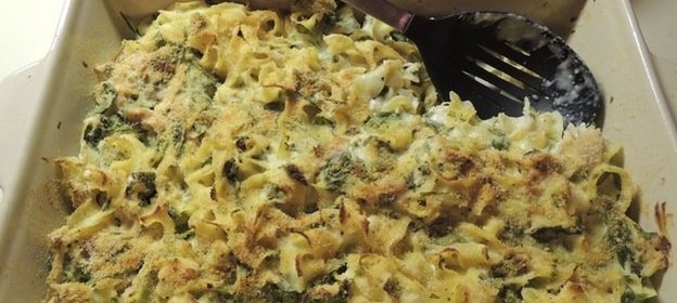 Запеканка с курицей, шпинатом и лапшой