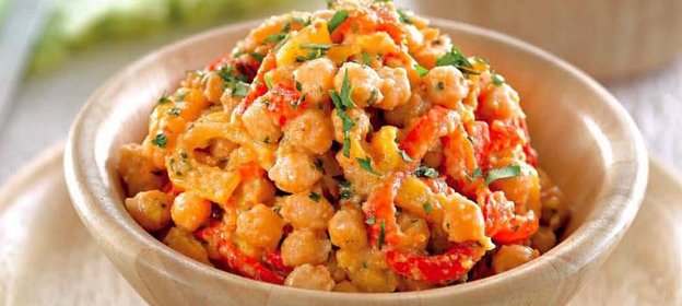 Каталонский перечный салат с нутом и пикадой