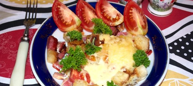 Яичница с колбасой и хлебом