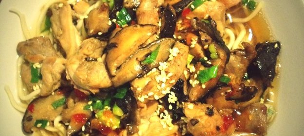 Лапша с шиитаке и маринованной курицей