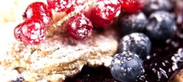 Печенье из грецких орехов с черничным джемом