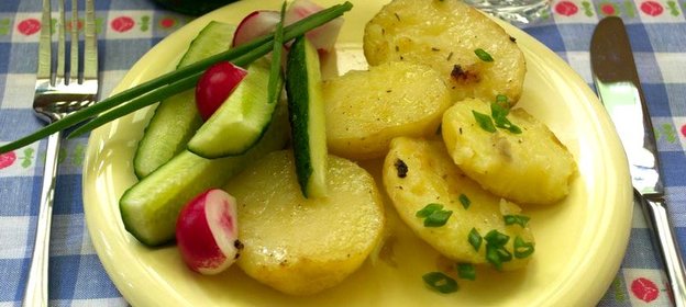 Картофель молодой тушеный в сковороде на бульоне