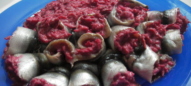 рулетики из кильки со свекольным салатом