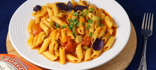 Паста с томатным соусом и оливками