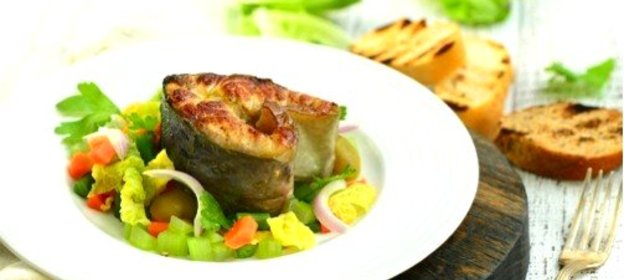 Стейк из осетрины с овощами