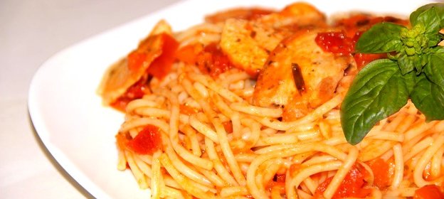 Спагетти с курицей в томатном соусе