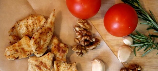 Пряные томаты и курица на сладком хлебе