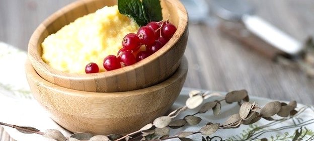 Каша из кукурузной крупы с яблоками в мультиварке