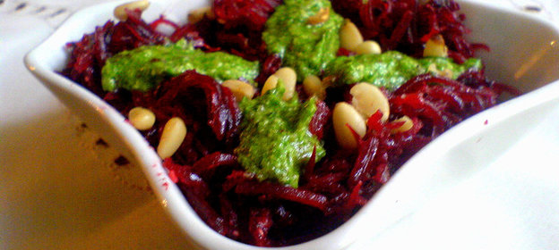 Свекольные спагетти с песто из рукколы