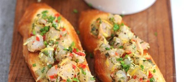 Тартар из скумбрии с жареным багетом