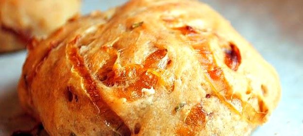 Хлеб с луком и розмарином