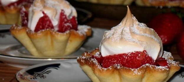 Корзинки из творожного теста с клубникой под шапочкой безе