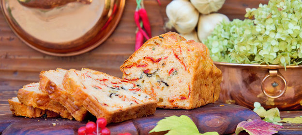 Хлеб Капрезе с моцареллой и вялеными томатами