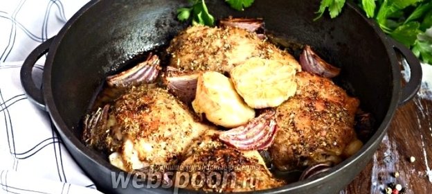 Запечённые куриные бёдра с красным луком