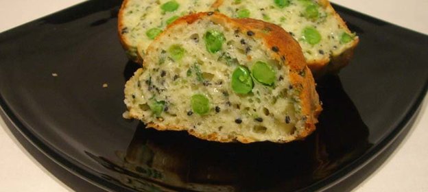 сырный кекс с горошком и кунжутом черно-зеленый