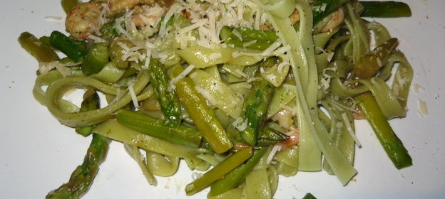 Паста со спаржей и креветками