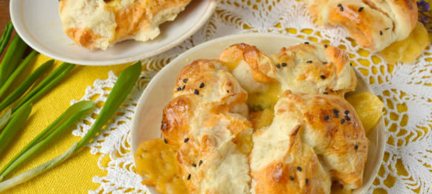 Салат зеленый с огурцами и растительным маслом