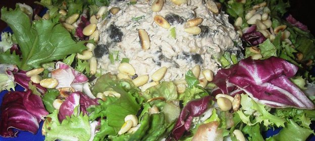 Лосось на зеленой подушке