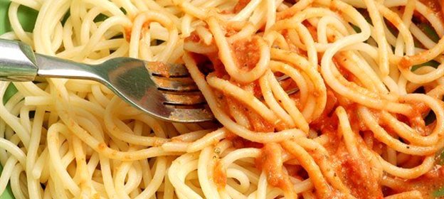 Спагетти с оливковым маслом, чесноком и красным перцем