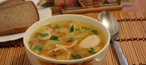Щи со свежей капустой и лимской фасолью на курином бульоне