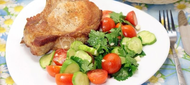 Мясо на косточке с салатом