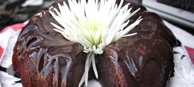 Шоколадный кекс со сливочной глазурью