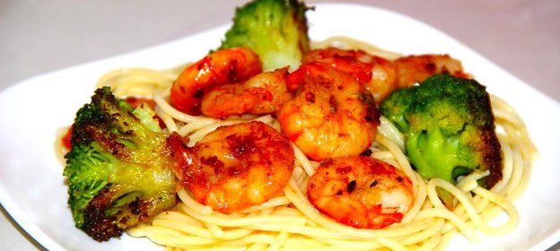 Паста с креветками и брокколи