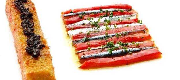 Анчоусы и сладкий перец, маринованные в оливковом масле с перцем, поджаренный хлеб с томатной водой и тапенадом