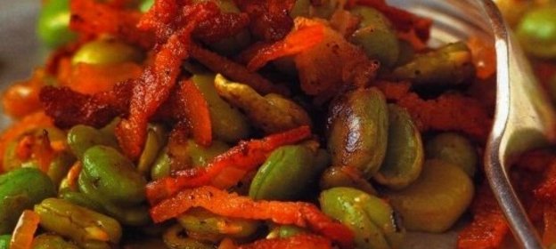 Соте с бобами и беконом