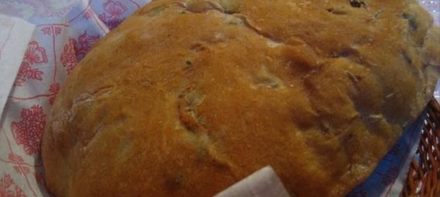 Хлеб с красным луком, оливками и укропом