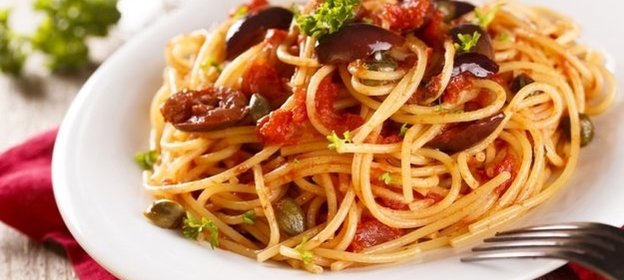 Спагетти с томатами и оливками