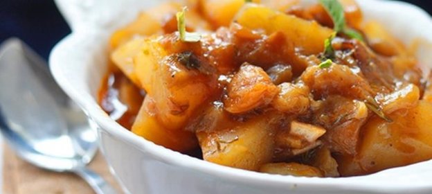 Баклажаны с картофелем, тушеные в кисло-сладком соусе