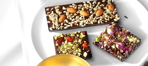 Шоколадные плитки с кешью, барбарисом и розовым перцем