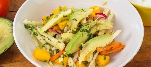 Салат с авокадо и манго по-восточному