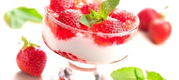 Холодный ягодный десерт с пахтой и медом