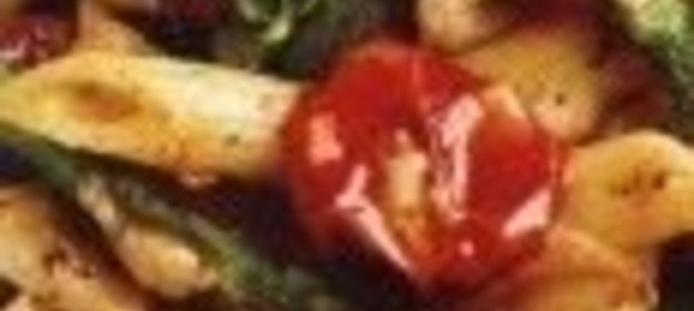 Паста карбонара с помидорами и спаржей