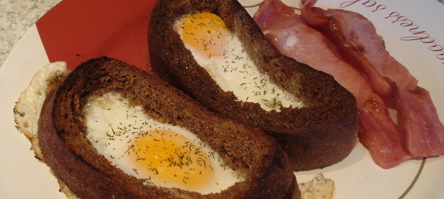 Глазунья в хлебных формочках