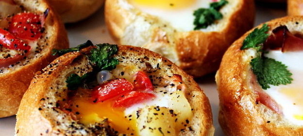 Яйца и бекон, запеченные в хлебе