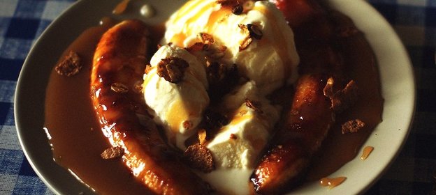 Карамелизованный банановый сплит с горячим шоколадным соусом