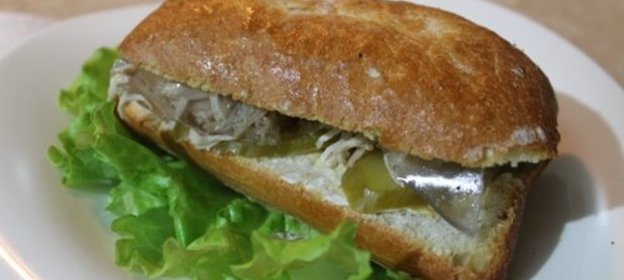 Сэндвич с холодцом из индейки, хреном и соленым домашним огурчиком. (Тест-драйв с Окраиной)