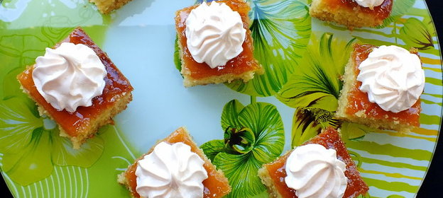 Пирожные с абрикосовым джемом и безе