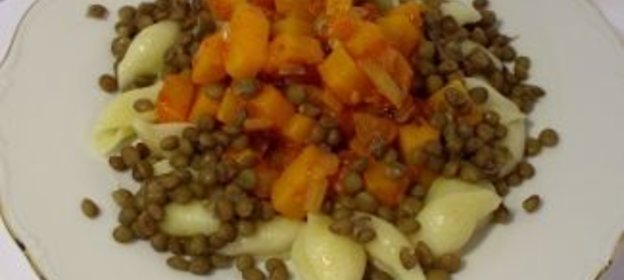 Паста с чечевицей и тыквенным соусом