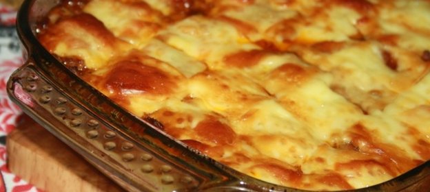 Картофельная запеканка с говяжьим фаршем, пекинской капустой, кабачками и сыром сулугуни