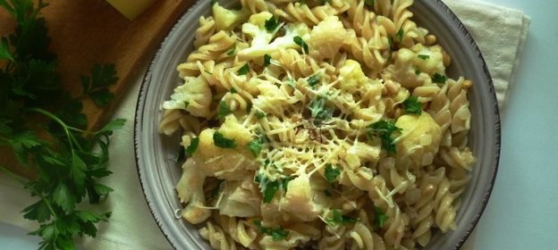 Паста с цветной капустой, изюмом и кедровыми орешками