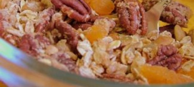 Гранола с пеканом и кленовым сиропом