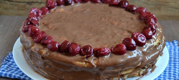 Шоколадный торт с вишней