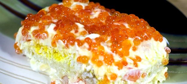 Салат с креветками, яйцами и красной икрой